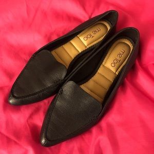 Black pointed toe flat/ loafer